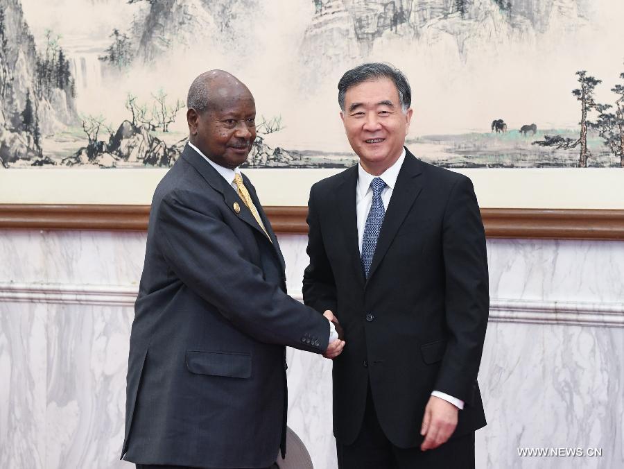 كبير المستشارين السياسيين الصينيين يلتقي بالرئيس الأوغندي