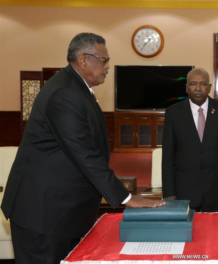نائبا الرئيس السودانى ورئيس الوزراء الجديد يؤدون القسم أمام البشير