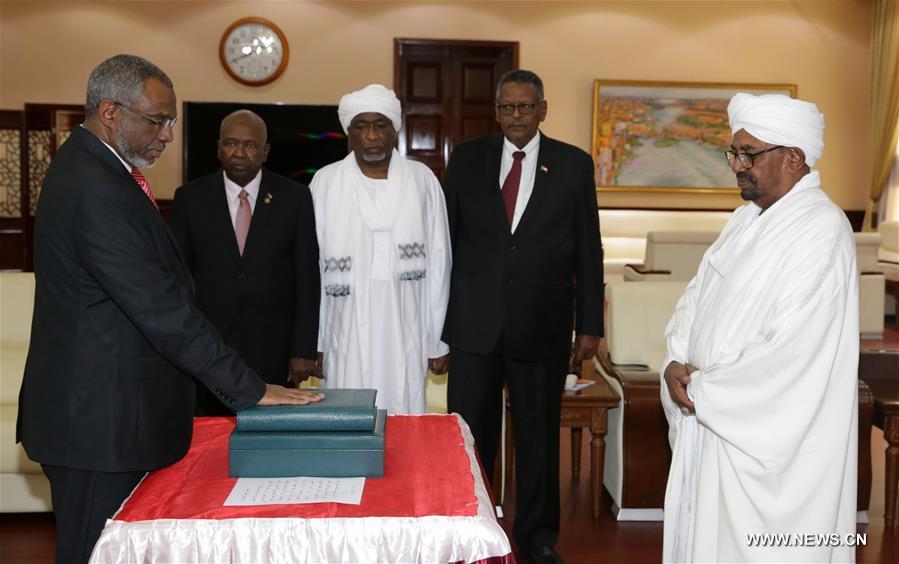 نائبا الرئيس السودانى ورئيس الوزراء الجديد يؤدون القسم أمام البشير