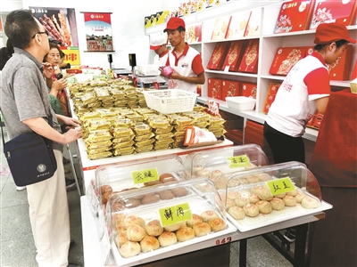 كعكة القمر الطازجة تسود سوق بكين هذا العام