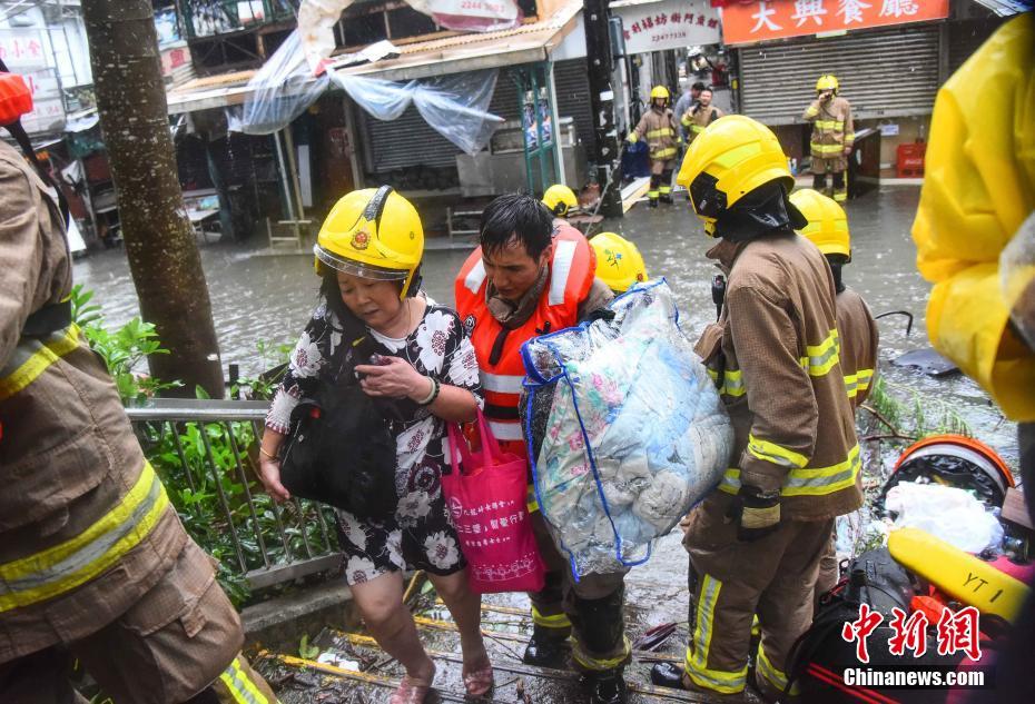 اصابة ما يزيد على 200 شخص جراء وصول إعصار مانغخوت إلى هونج كونج