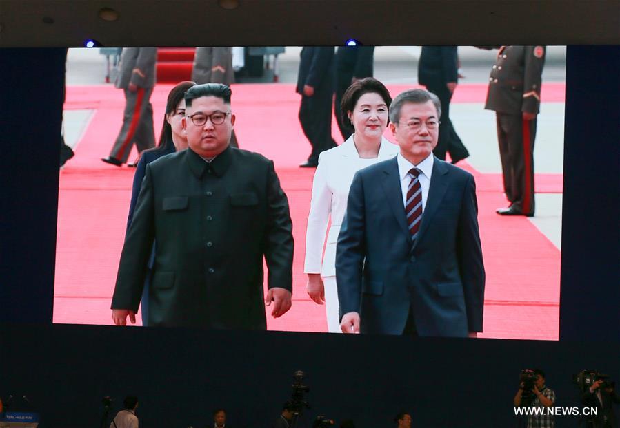 زعيم كوريا الديمقراطية يستقبل رئيس كوريا الجنوبية في المطار