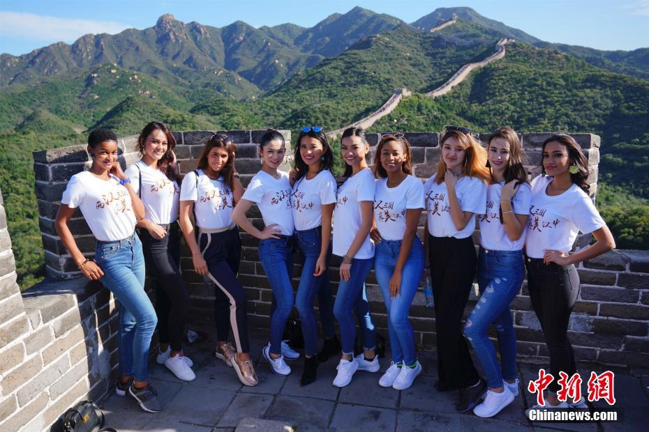 ملكات جمال السياحة العالمية يتألقن في سور الصين العظيم