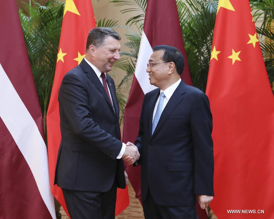 رئيس مجلس الدولة الصيني يدعو إلى تعاون أوثق مع لاتفيا