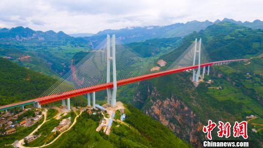 جسر صيني يحطم الرقم القياسي غينيس بارتفاع 565.4 متر