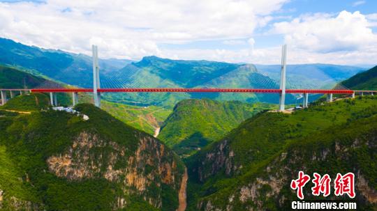 جسر صيني يحطم الرقم القياسي غينيس بارتفاع 565.4 متر