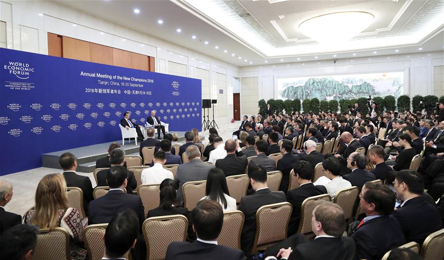 رئيس مجلس الدولة الصيني يجري حوارا مع ممثلين صناعيين وتجاريين وماليين في منتدى دافوس الصيفي