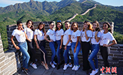 ملكات جمال السياحة العالمية يتألقن في سور الصين العظيم