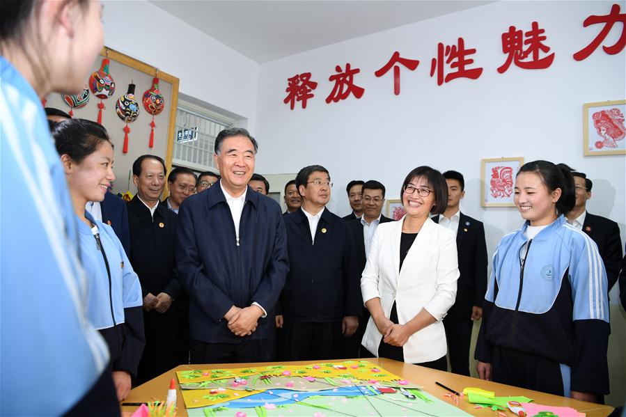 كبير المستشارين السياسيين الصينيين يزور مواطنين في نينغشيا
