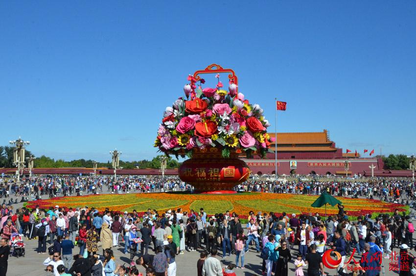مجموعة صور: سلة زهور ضخمة في ميدان تيانآنمن بمناسبة العيد الوطني