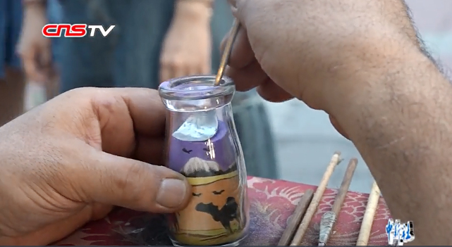 فنان أردني يبدع اللوحات الرملية بزجاجات المفعمة بالعناصر الصينية