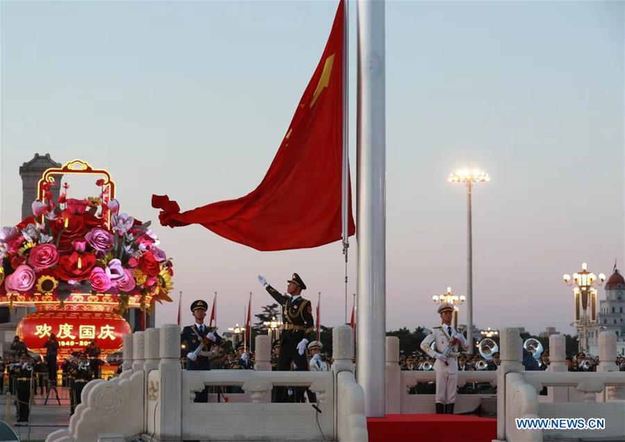 إقامة مراسم رفع العلم الوطني في ميدان تيان آن من للاحتفال بالعيد الوطني الصيني