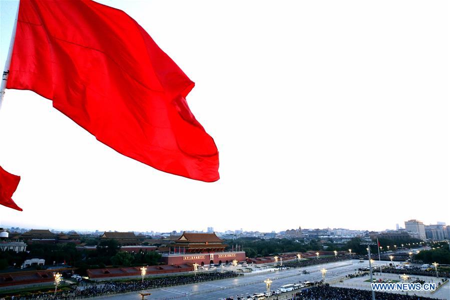 إقامة مراسم رفع العلم الوطني في ميدان تيان آن من للاحتفال بالعيد الوطني الصيني