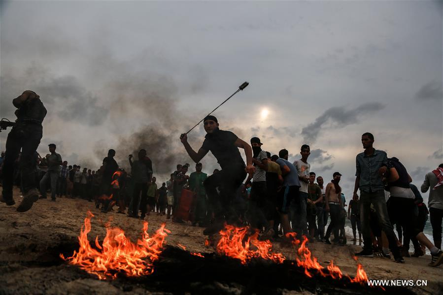 إصابة عشرات الفلسطينيين في مواجهات مع الجيش الإسرائيلي في غزة والضفة الغربية