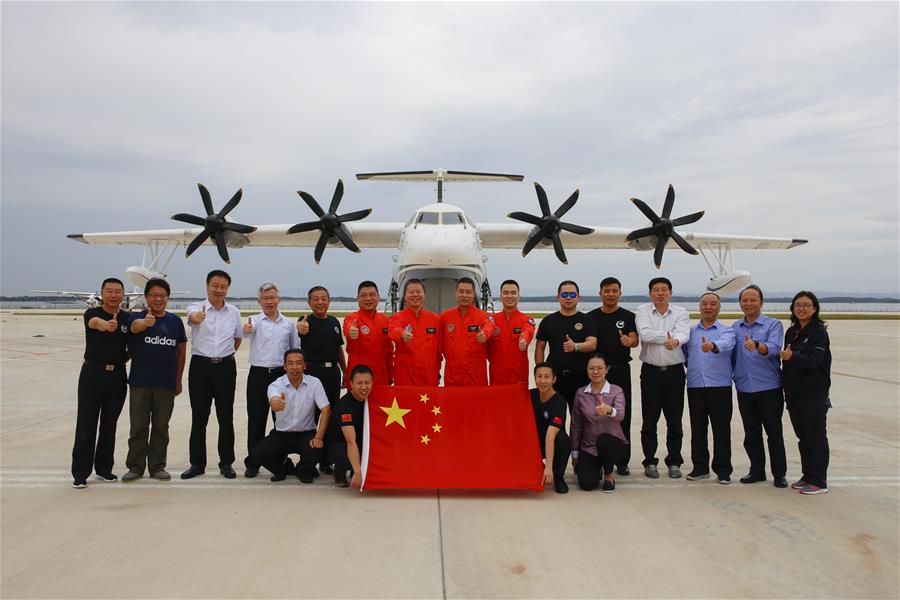 طائرة برمائية كبيرة صينية الصنع تجتاز اختبار الهبوط بسرعة على المياه