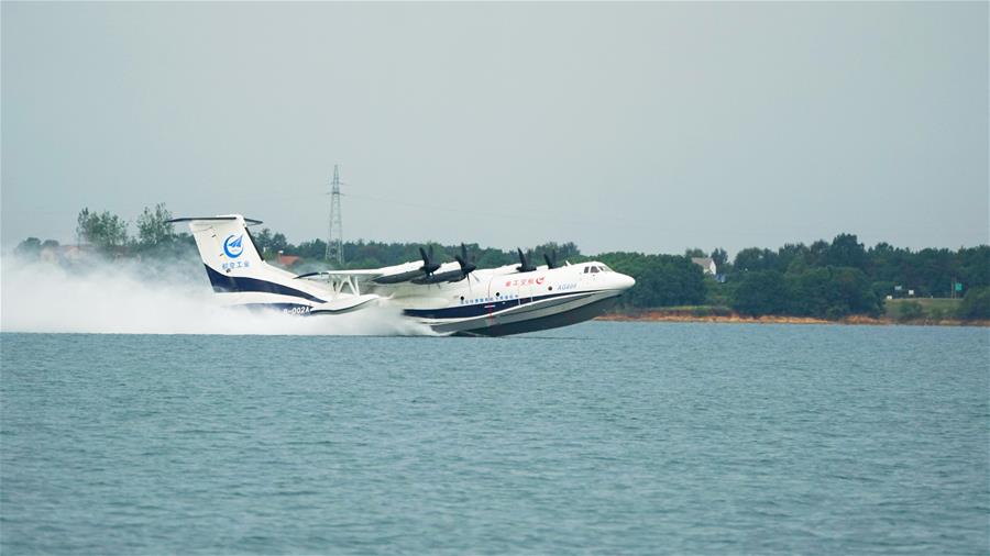 طائرة برمائية كبيرة صينية الصنع تجتاز اختبار الهبوط بسرعة على المياه