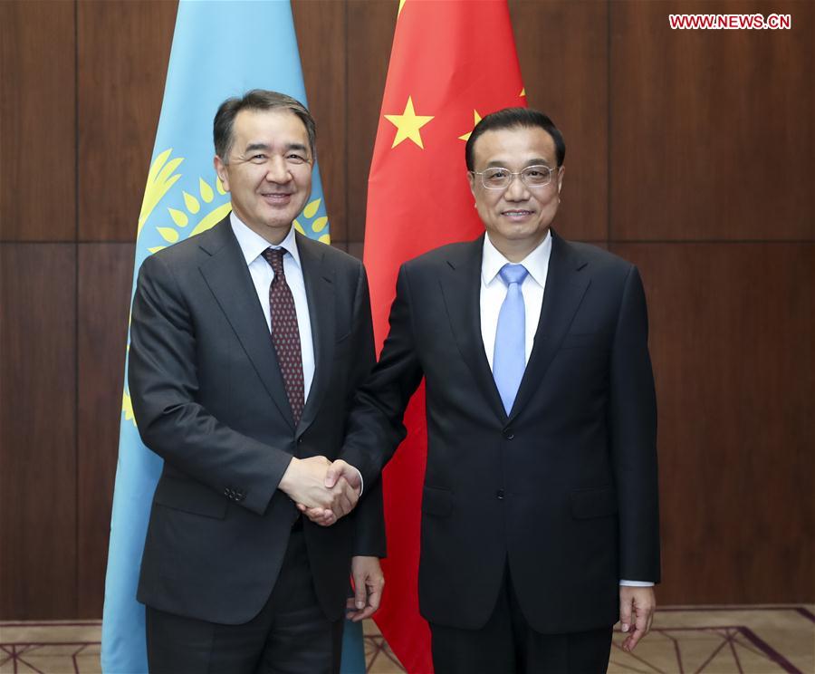 رئيس مجلس الدولة الصيني يحث الصين وقازاقستان على تدعيم ربط استراتيجيات التنمية
