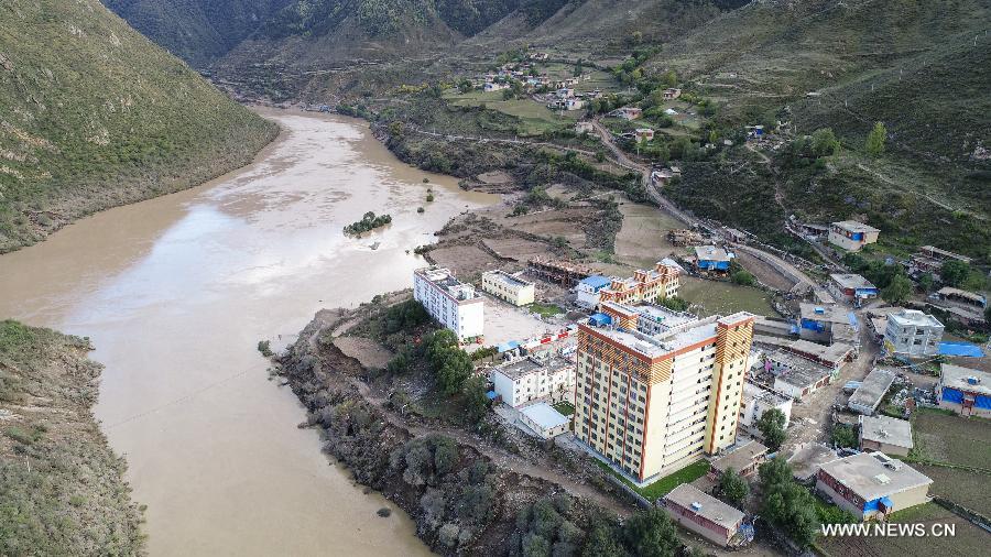 عودة مستوى المياه الى طبيعته في بحيرة حاجزة في منطقة انهيار ارضي جنوب غربي الصين