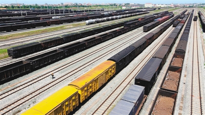 تقرير: قطارات الشحن بين الصين وأوروبا تواصل كتابة أسطورة طريق الحرير