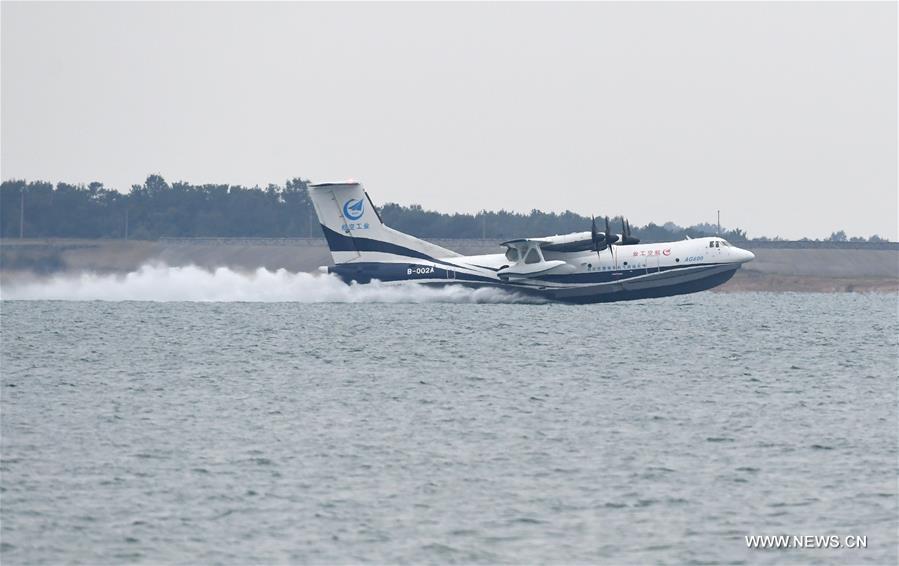 طائرة برمائية كبيرة صينية الصنع تكمل بنجاح أول إقلاع وهبوط على الماء