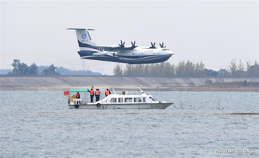 طائرة برمائية كبيرة صينية الصنع تكمل بنجاح أول إقلاع وهبوط على الماء