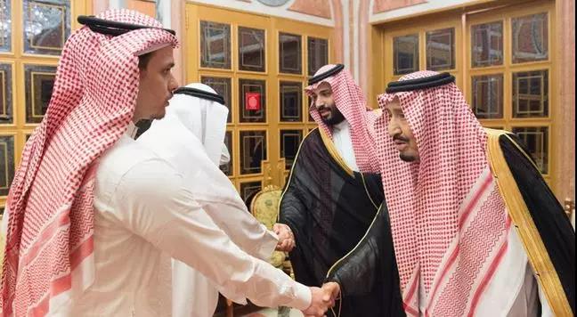 العاهل السعودي وولي العهد يستقبلان نجل جمال خاشقجي