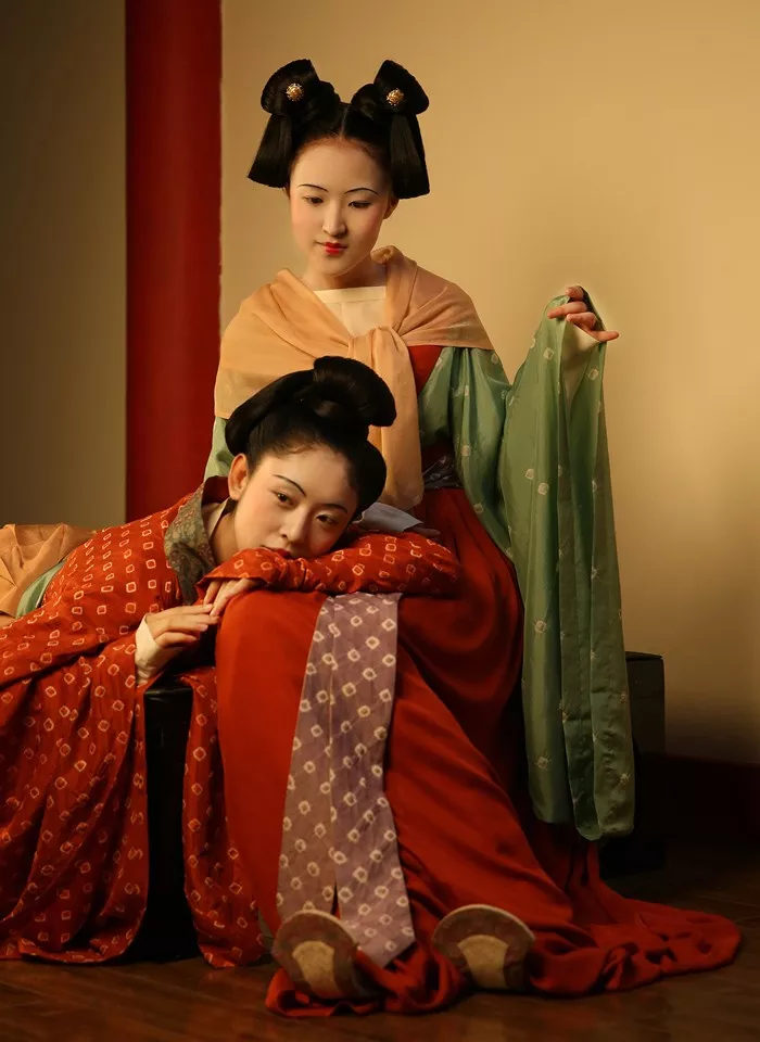 بالصور: فريق شباب صيني يعيد تصميم وابتكار الملابس الصينية التقليدية