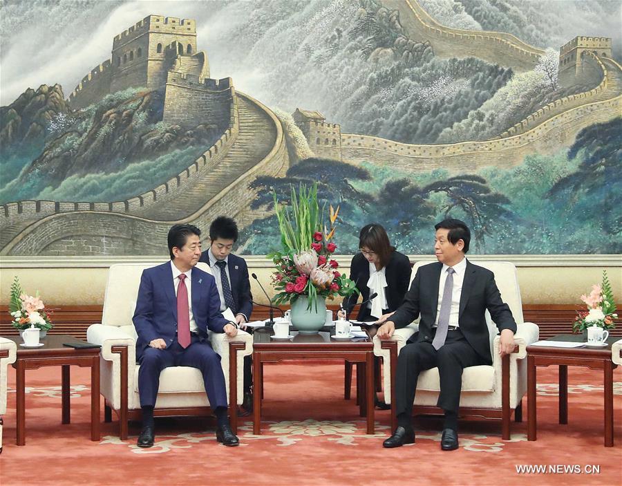 كبير المشرعين الصينيين يجتمع مع رئيس الوزراء الياباني الزائر في بكين
