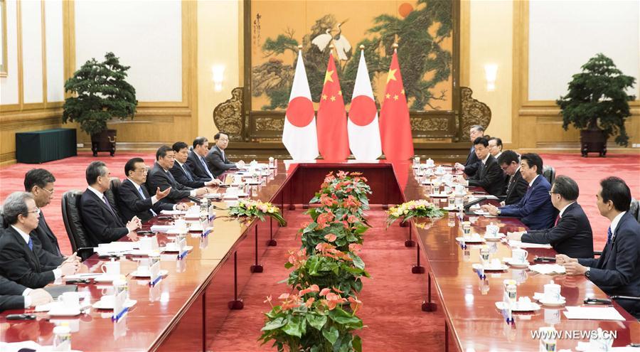 رئيس مجلس الدولة الصيني يحث على تعزيز العلاقات مع اليابان