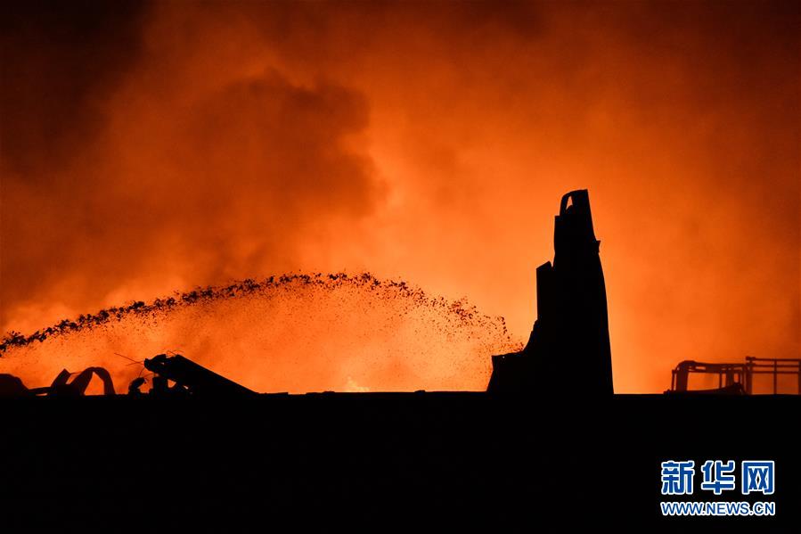 اندلاع حريق في مستودع للزيوت في تيانجين