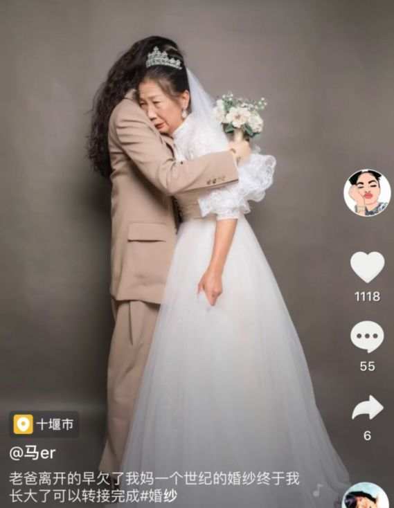 صور فستان زفاف لابنة وأمها تطرق قلوب مستخدمي الإنترنت