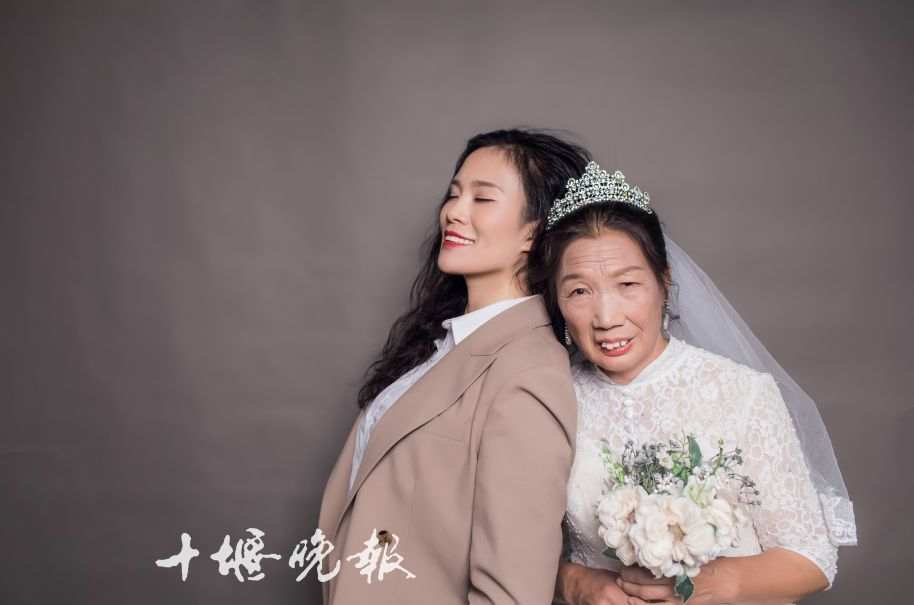 صور فستان زفاف لابنة وأمها تطرق قلوب مستخدمي الإنترنت