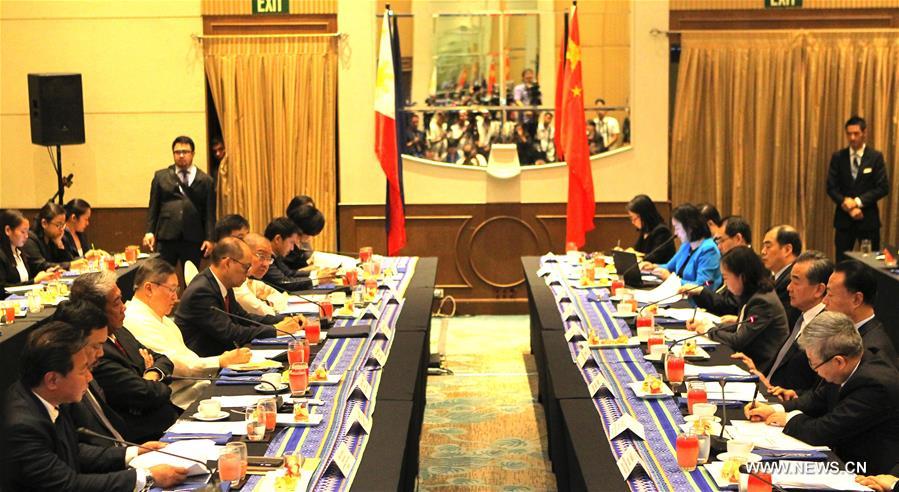 عضو مجلس الدولة وانغ يي يلتقي وزيري الخارجية والمالية الفلبينيين لبحث تعزيز التعاون