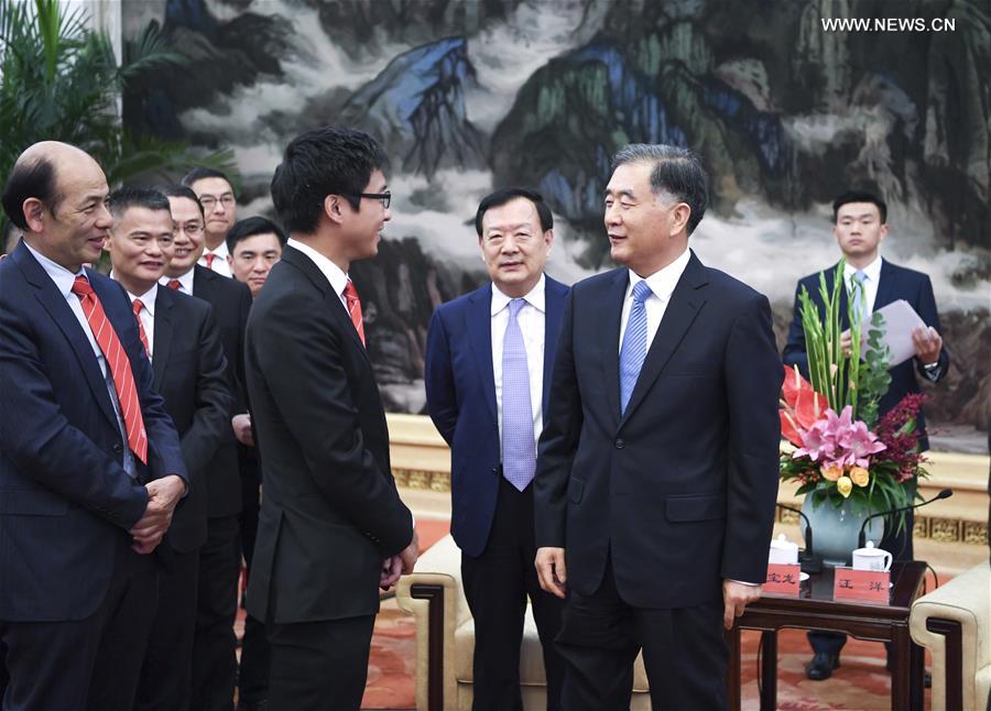 كبير المستشارين السياسيين يلتقي بوفد من هونغ كونغ