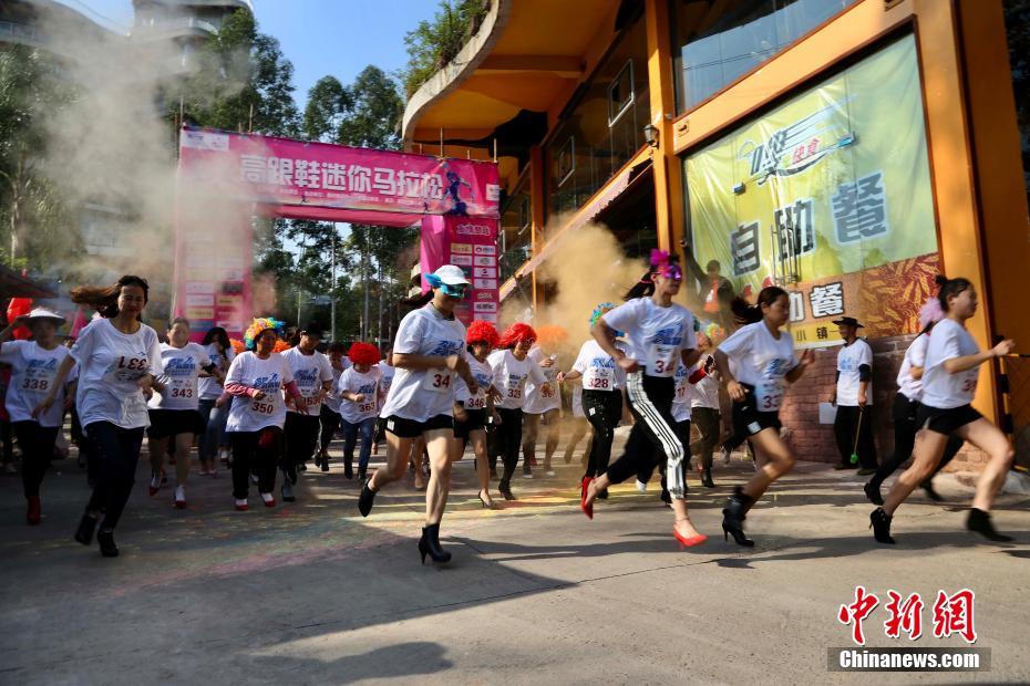 سباق الجرى بالكعب العالي بتشونغتشينغ يجذب اهتمام الأجانب