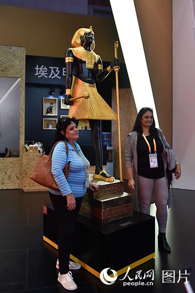 بالصور: زيارة جناح الدولة لمعرض الصين الدولي للاستيراد