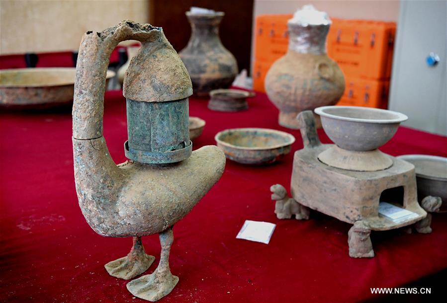 علماء الآثار الصينيون يكتشفون خمرا في وعاء برونزي عمره 2000 سنة في قبر قديم