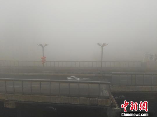 تقطع السبل بآلاف الركاب في شمال غربي الصين بسبب الضباب الكثيف