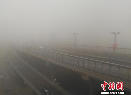تقطع السبل بآلاف الركاب في شمال غربي الصين بسبب الضباب الكثيف
