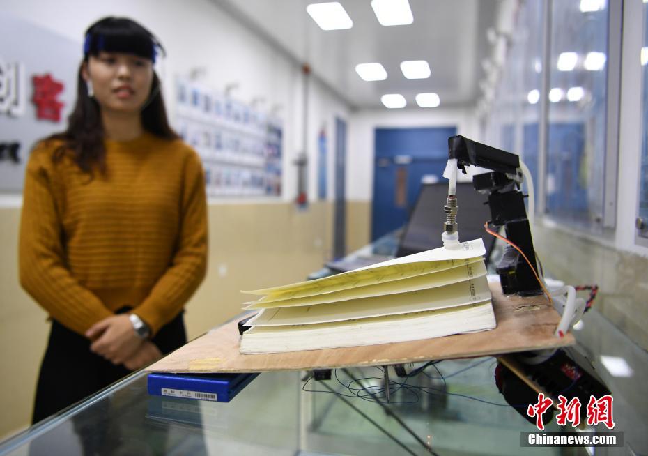 طلاب صينيون يخترعون نظاما لتصفح الكتاب عبر موجات الدماغ