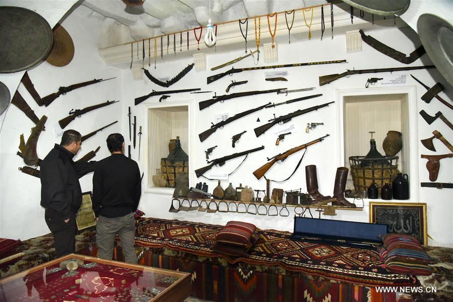 تحقيق إخباري : شاب سوري يحول جزء من منزله لمتحف اثري يحوي تحف فنية قديمة