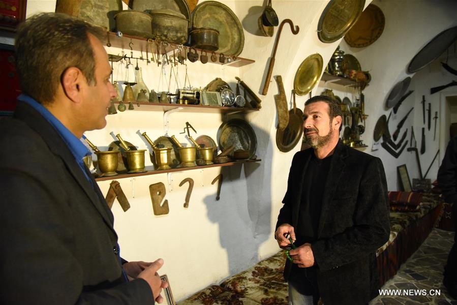 تحقيق إخباري : شاب سوري يحول جزء من منزله لمتحف اثري يحوي تحف فنية قديمة