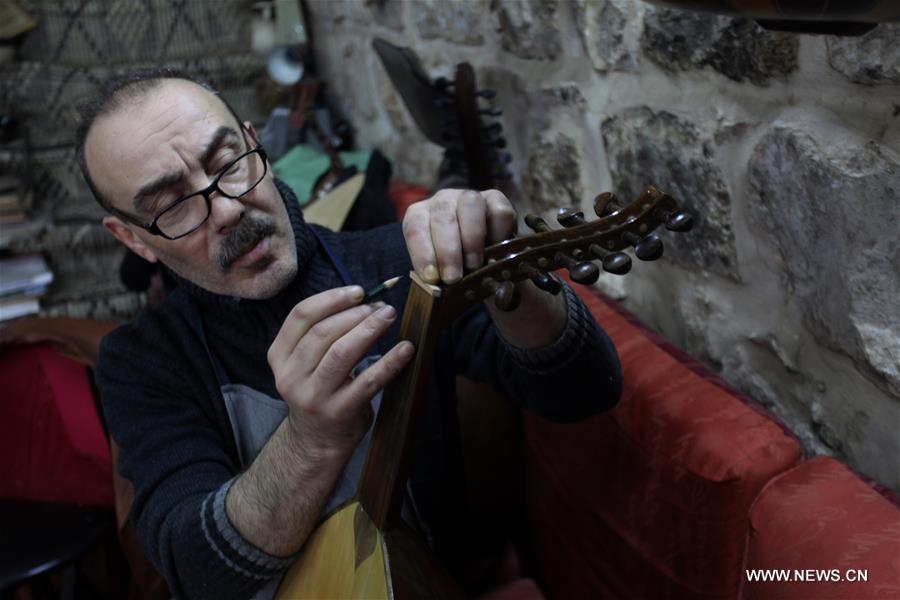 تحقيق إخباري: فلسطيني يصنع بيديه آلة موسيقية تقليدية عمرها 5 آلاف عام