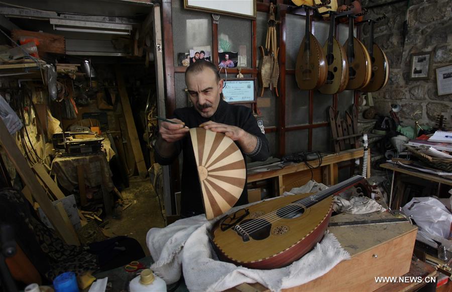تحقيق إخباري: فلسطيني يصنع بيديه آلة موسيقية تقليدية عمرها 5 آلاف عام