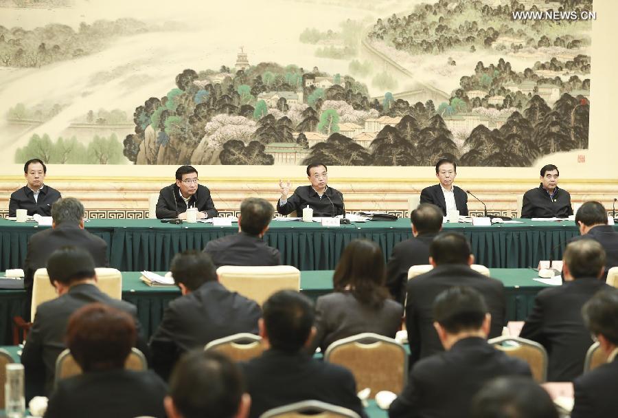 رئيس مجلس الدولة الصيني يحث على بذل جهود لتعزيز القوة الدافعة للنمو