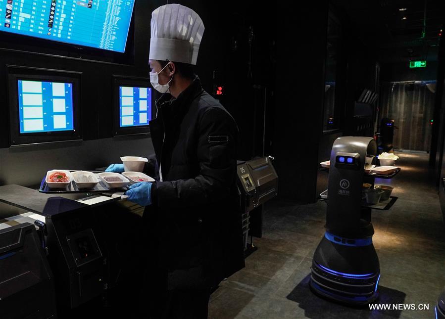 روبوتات تخدم في مطعم ذكي للقدر الساخن ببكين