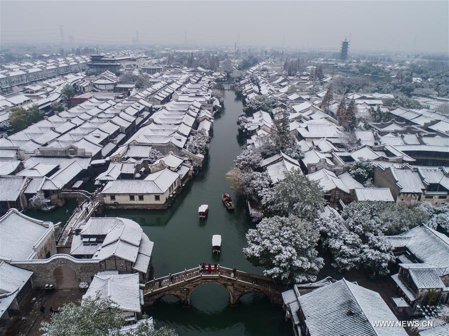 الثلوج الكثيفة تغطي قرية قديمة بشرقي الصين