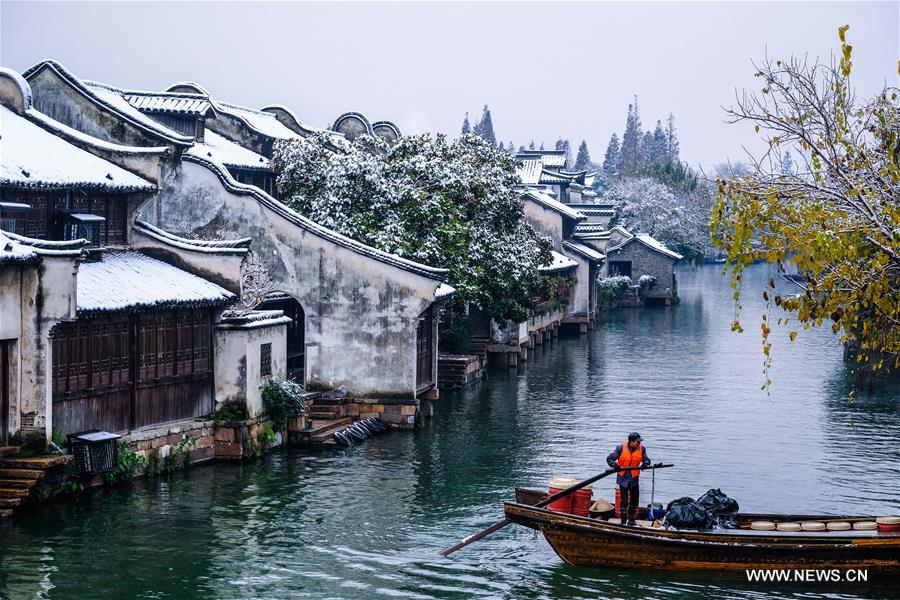 الثلوج الكثيفة تغطي قرية قديمة بشرقي الصين