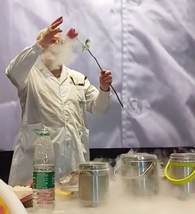 بروفيسور أجنبي يصبح مشهورا ببث التجارب الكيميائية على موقع فيديو قصير صيني