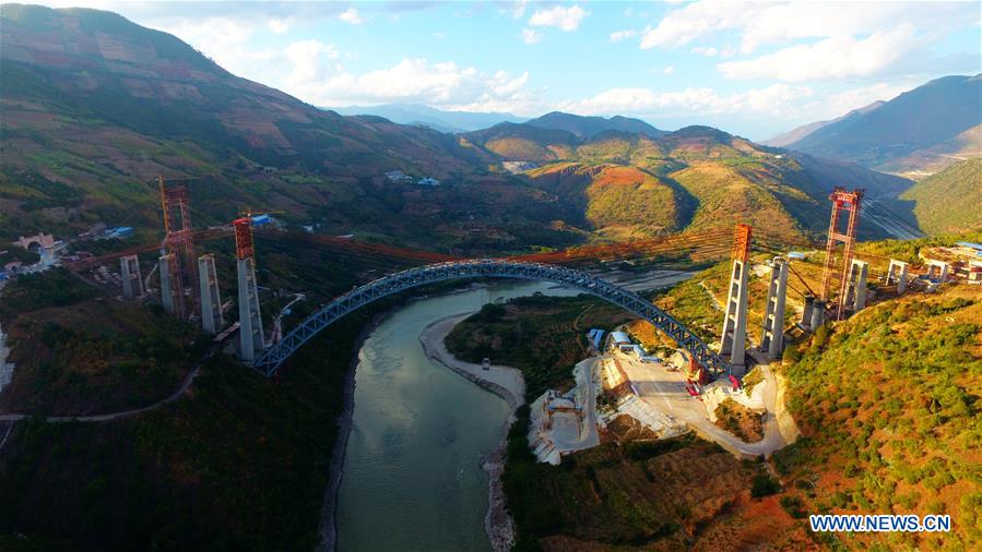 الصين تبني جسر سكة حديد مقوسا بأطول مسافة بين دعامتين في العالم